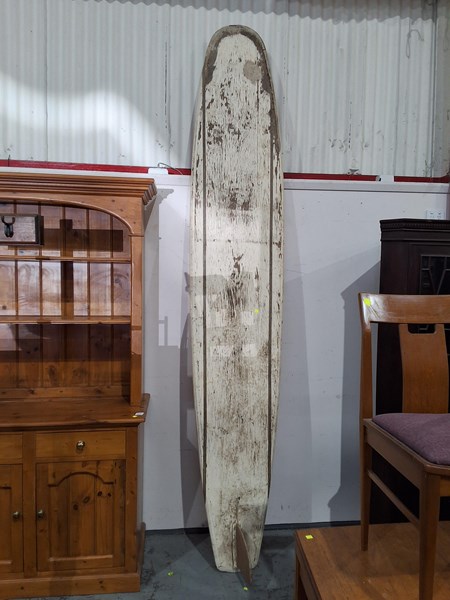 Lot 352 - SURFBOARD