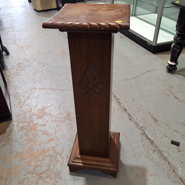 Lot 396 - PEDESTAL