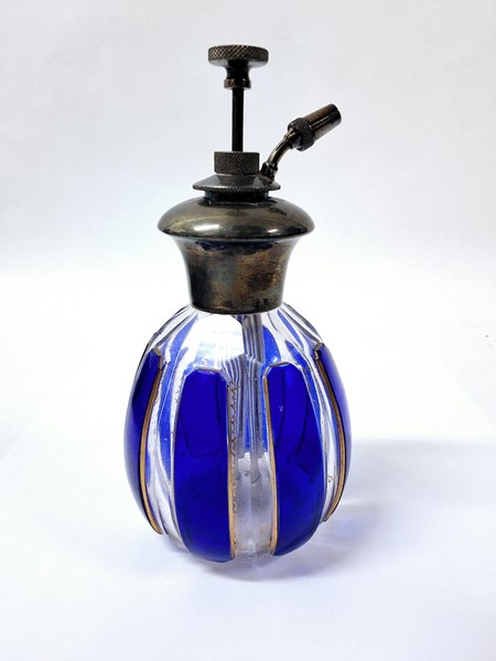 Lot 1011 - SCENT BOTTLE