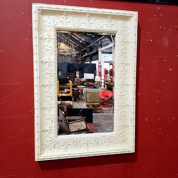 Lot 19 - WALL MIRROR