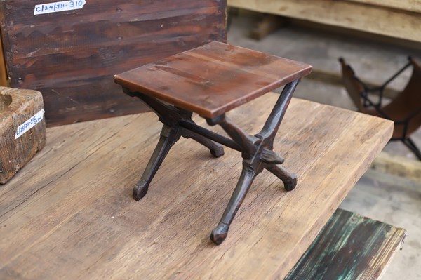 Lot 146 - STOOL