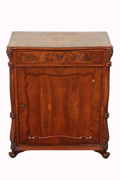 Lot 125 - PETITE CABINET