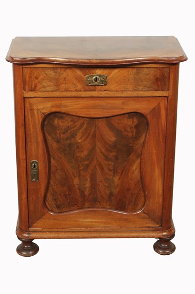 Lot 111 - PETITE CABINET