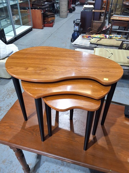 Lot 186 - NEST OF TABLES