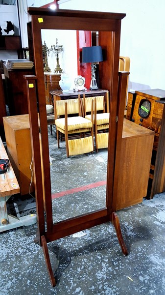 Lot 159 - DRESSING MIRROR