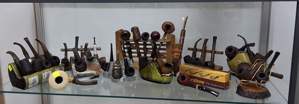 Lot 1428 - A COLLECTION OF PIPES