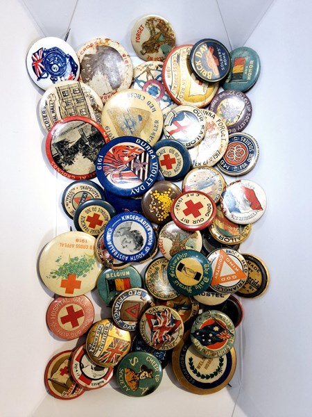 Lot 1049 - BUTTON BADGES