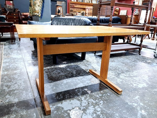 Lot 94 - DINING TABLE