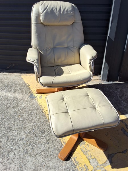 Lot 367 - LOUNGE CHAIR