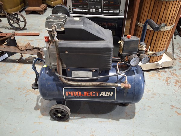 Lot 276 - AIR COMPRESSOR