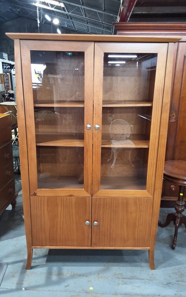 Lot 20 - DISPLAY CABINET