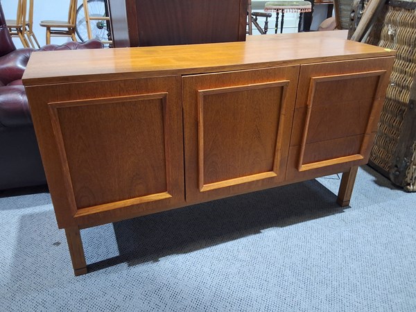 Lot 26 - SIDEBOARD