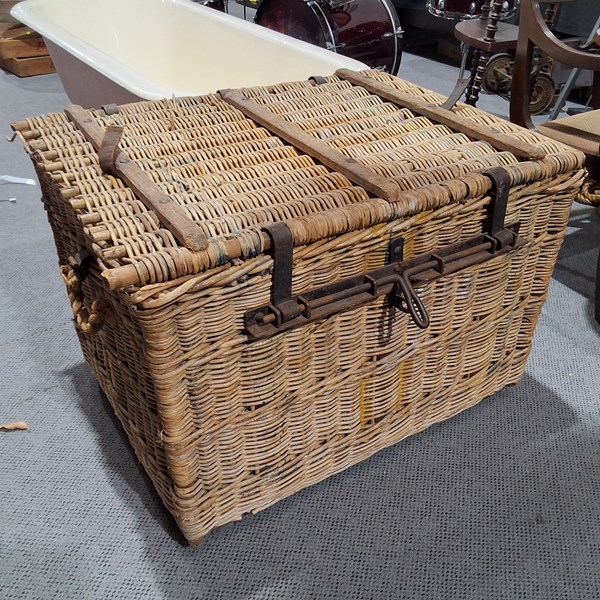 Lot 323 - LAUNDRY BASKET