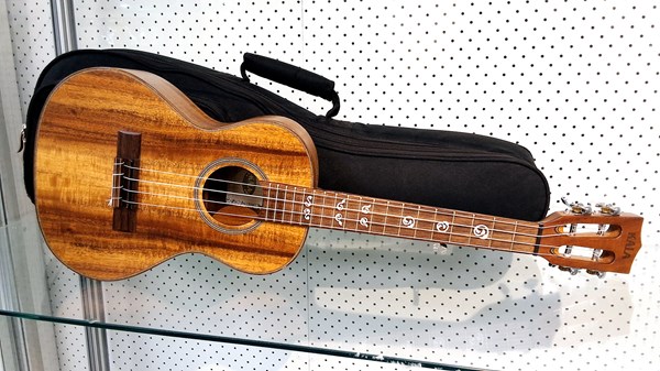 Lot 1255 - UKULELE