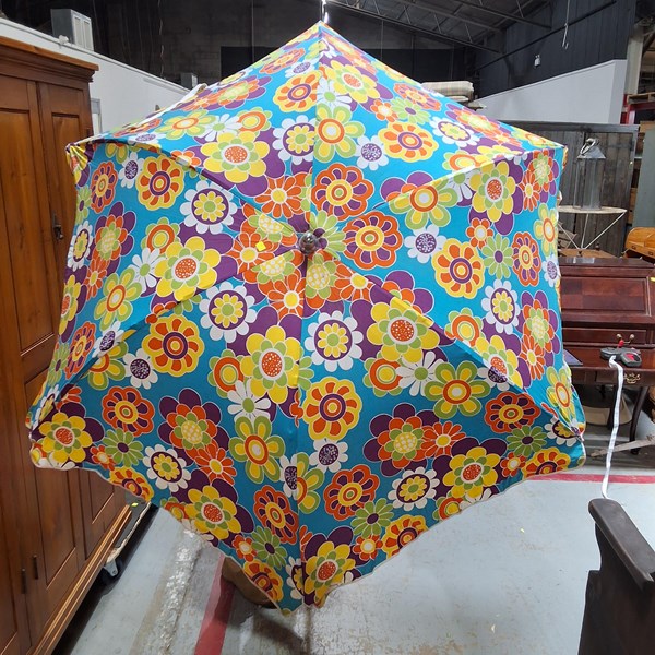 Lot 49 - RETRO UMBRELLA