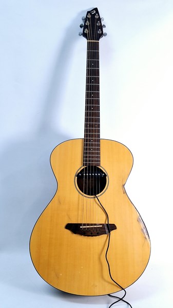 Lot 1370 - GUITAR