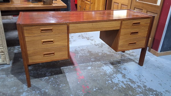 Lot 96 - DESK