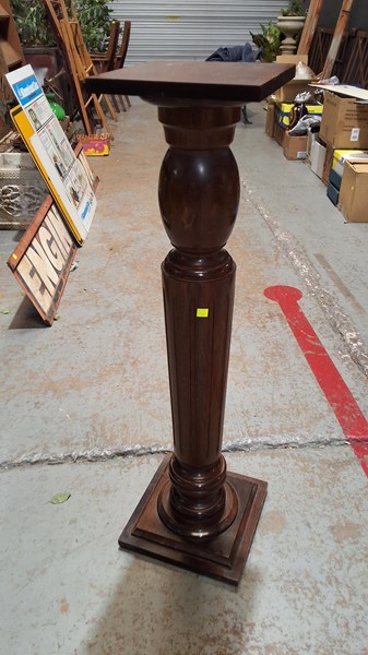 Lot 375 - PEDESTAL