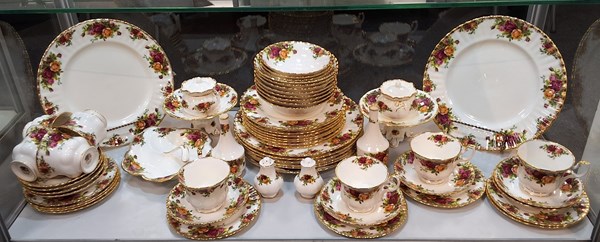 Lot 1366 - ROYAL ALBERT DINNER SERVICE