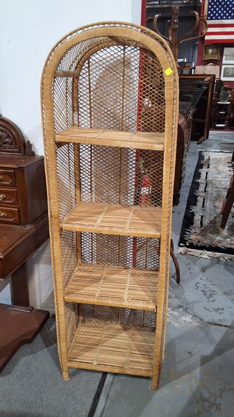 Lot 297 - CANE HUTCH