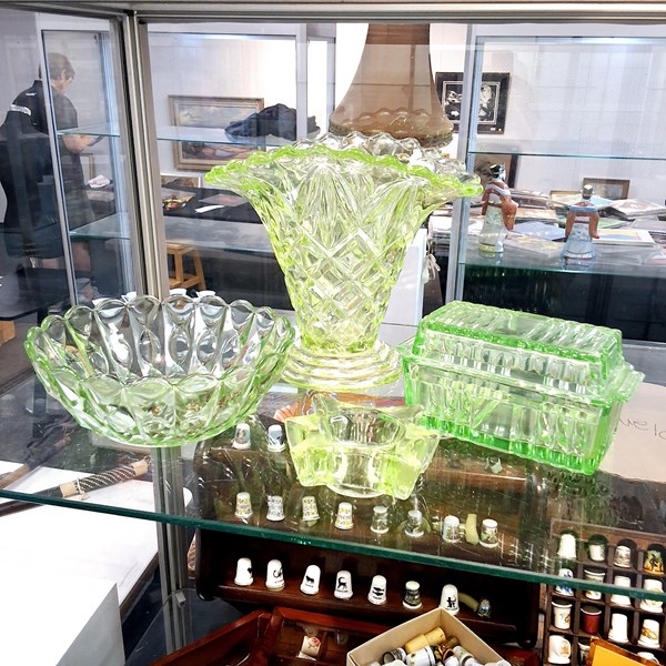 Lot 1314 - URANIUM GLASS