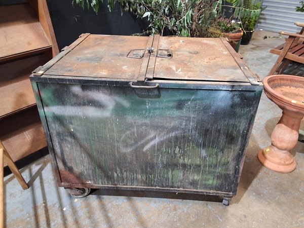 Lot 476 - STORAGE BOX