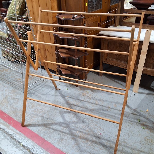 Lot 312 - CLOTHES AIRER