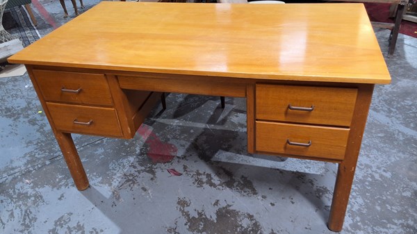 Lot 106 - DESK