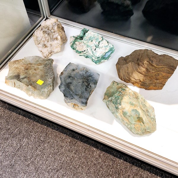 Lot 1323 - MINERAL SPECIMENS