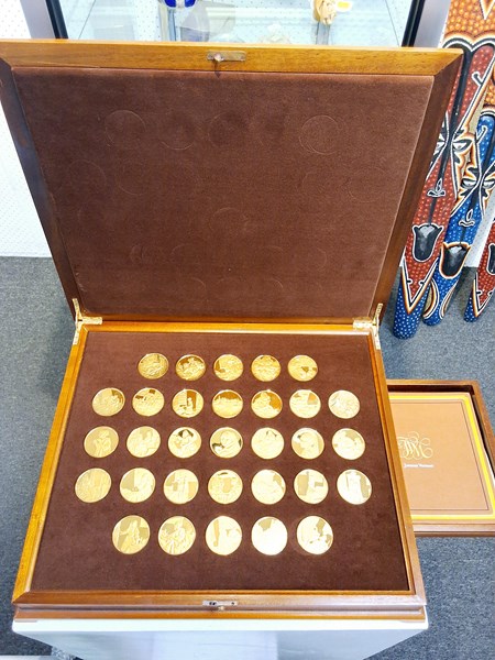 Lot 1059 - CASED SILVER MEDALLIONS