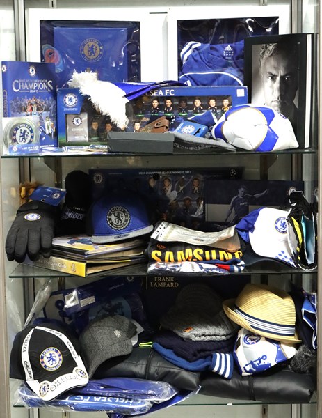 Lot 1415 - CHELSEA FOOTBALL CLUB COLLECTABLES