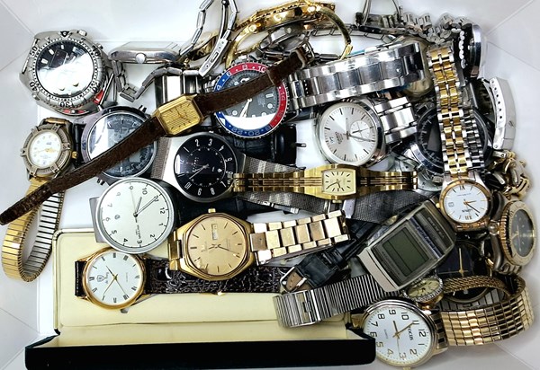 Lot 1043 - WATCHES