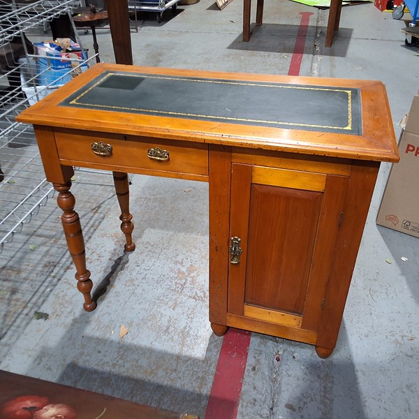 Lot 400 - DESK