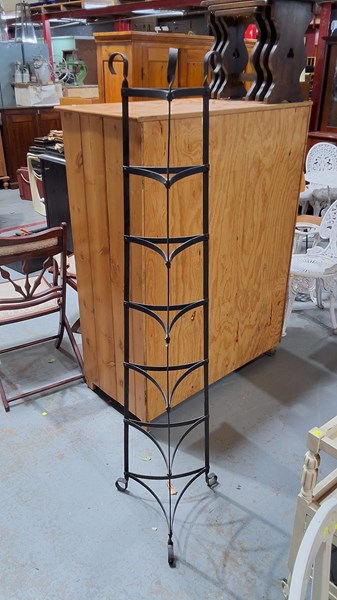 Lot 371 - POT STAND