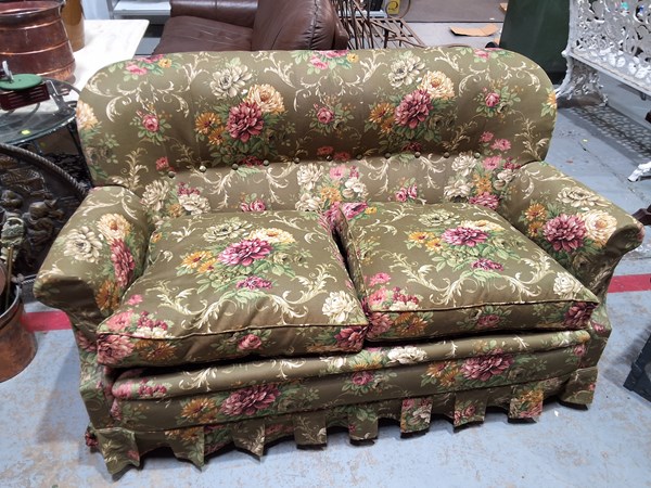 Lot 214 - SETTEE