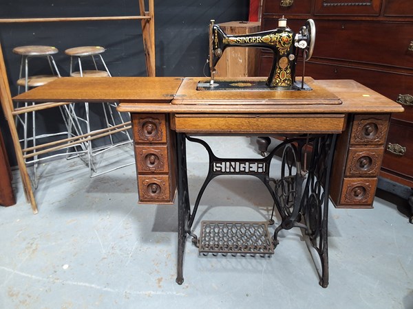 Lot 392 - SEWING MACHINE