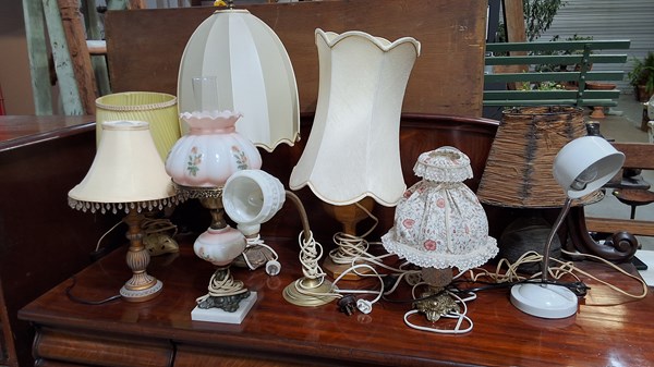 Lot 422 - LOT OF LAMPS