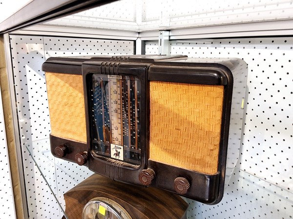 Lot 1305 - BAKELITE RADIO