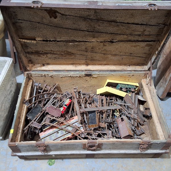 Lot 464 - CHEST OF TOY RAILWAY PARTS