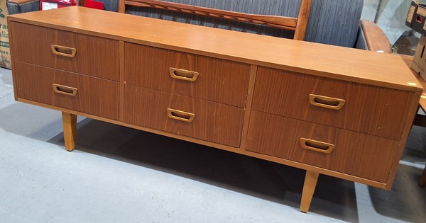 Lot 484 - CHEST OF DRAWERS