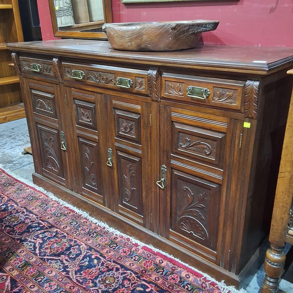 Lot 117 - SIDEBOARD