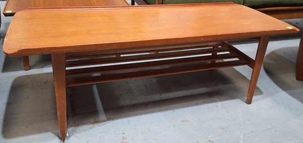 Lot 471 - COFFEE TABLE