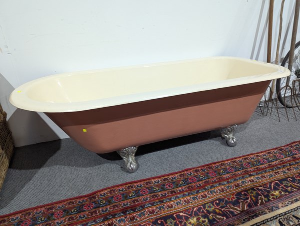 Lot 321 - BATHTUB