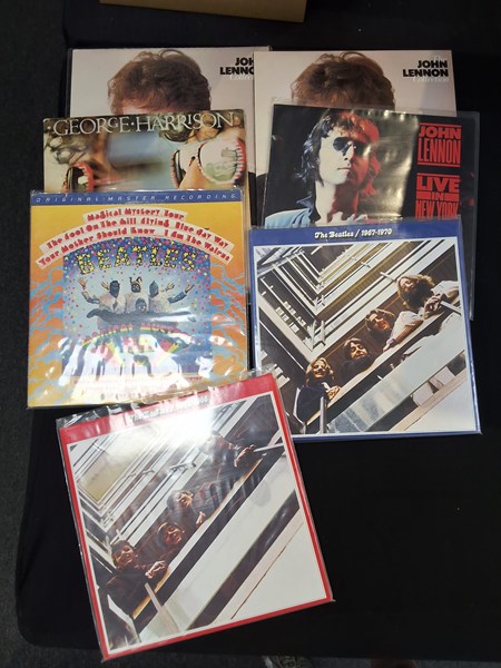 Lot 1183 - BEATLES VINYL ALBUMS