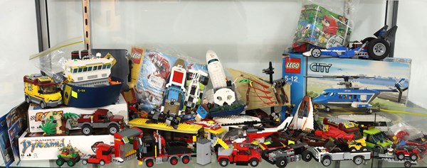 Lot 1452 - LEGO