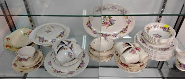 Lot 1351 - DINNERWARE