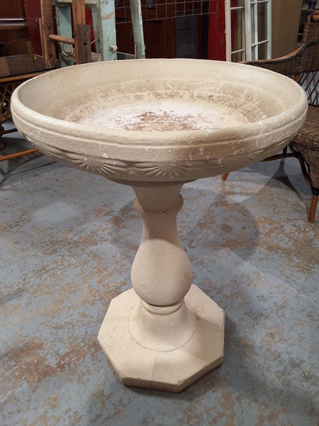 Lot 421 - BIRD BATH