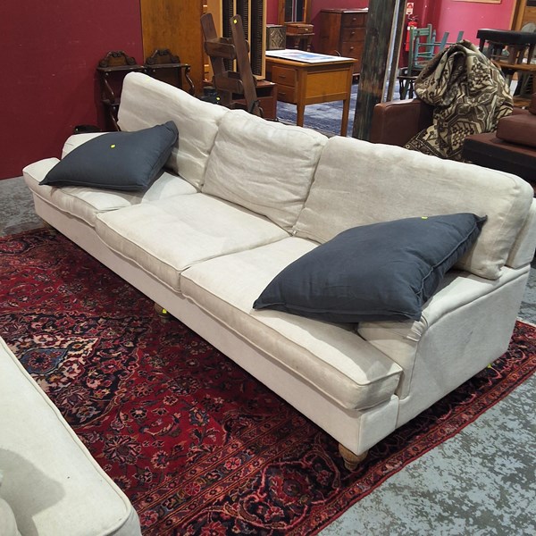 Lot 91 - COUCH