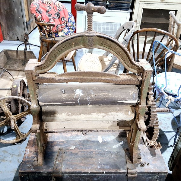 Lot 311 - LAUNDRY MANGLE