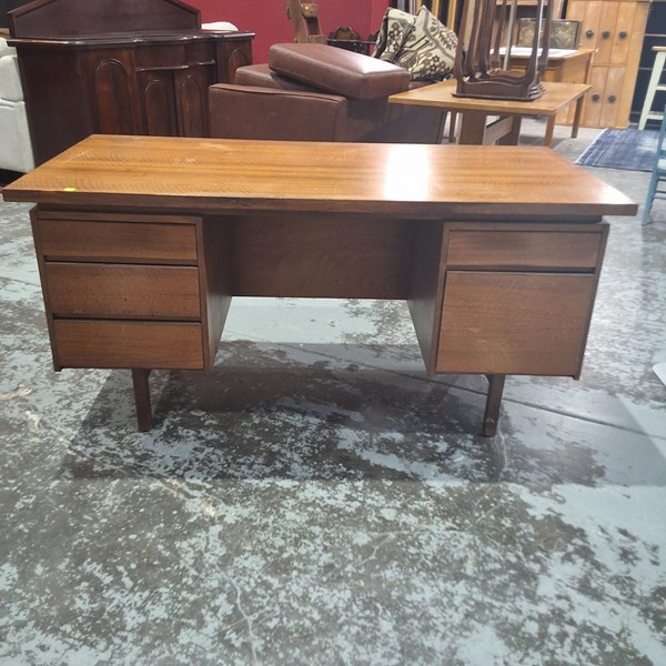 Lot 80 - DESK